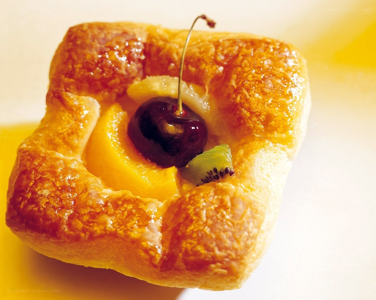 cherry and kiwi pastry