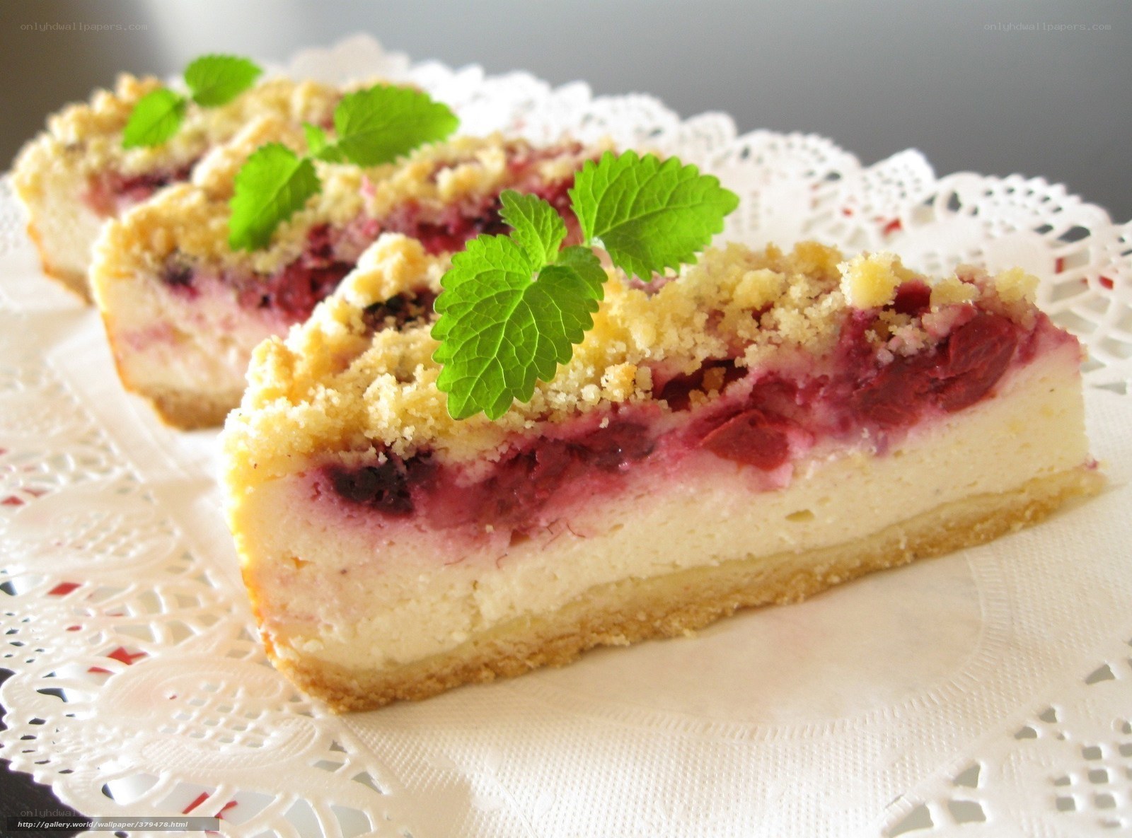 cherry crumble cheesecake slices