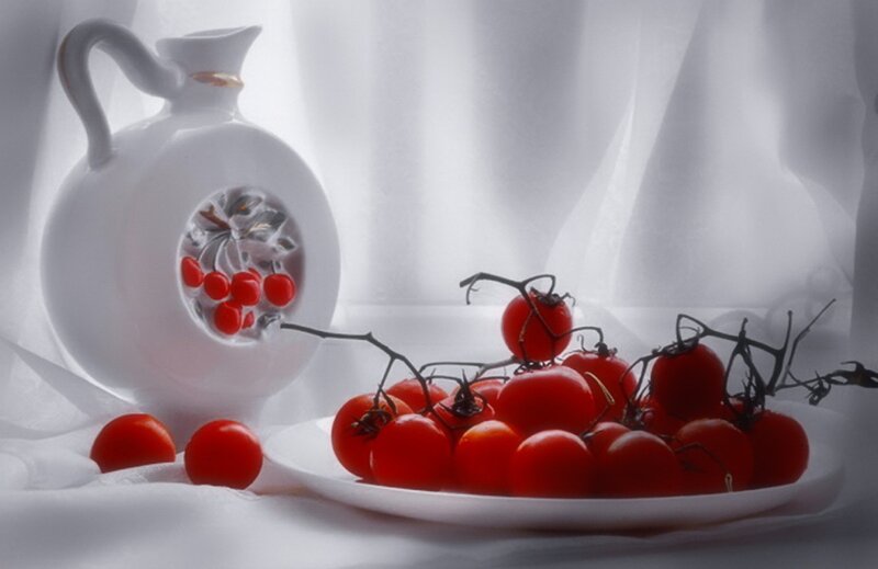 Cherry Tomatoes on Vine — Red