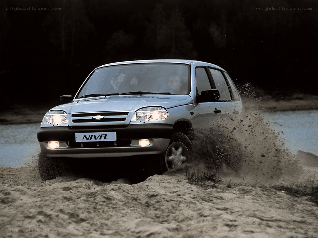 Chevrolet Niva driving through mud