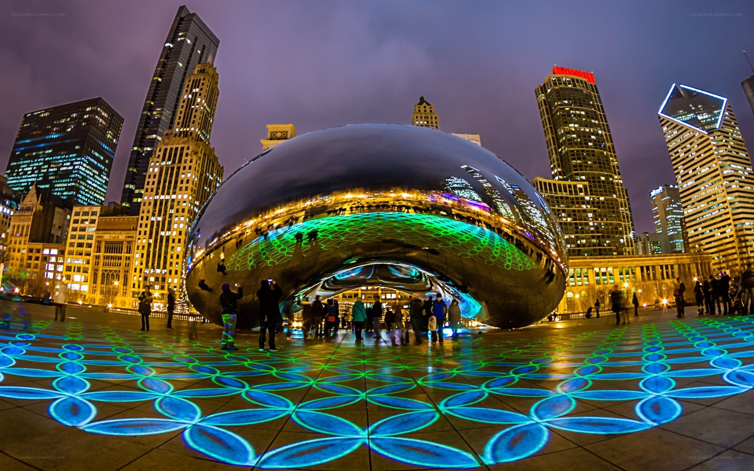 Chicago's Cloud Gate sculpture at night
