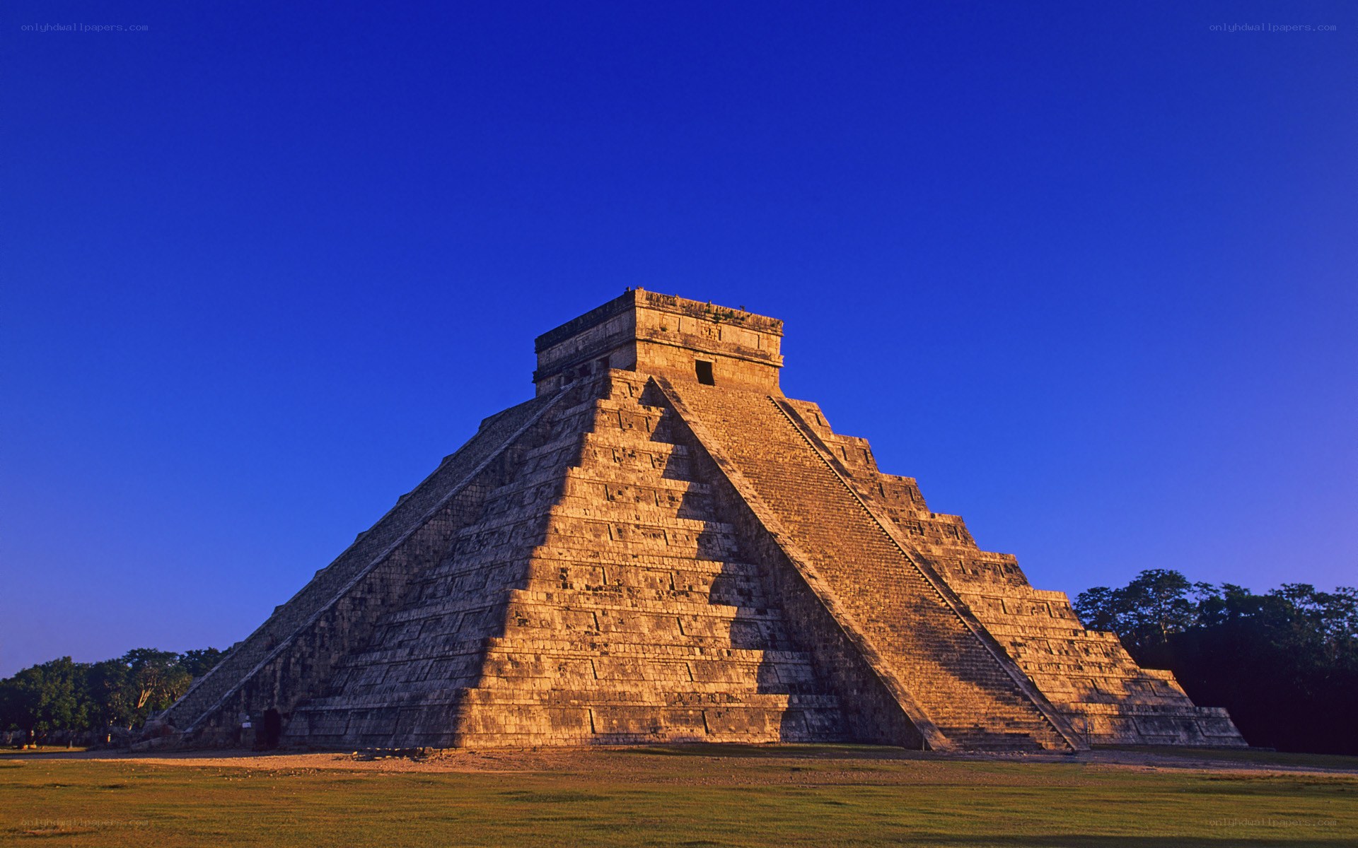 Chichen Itza pyramid at dawn