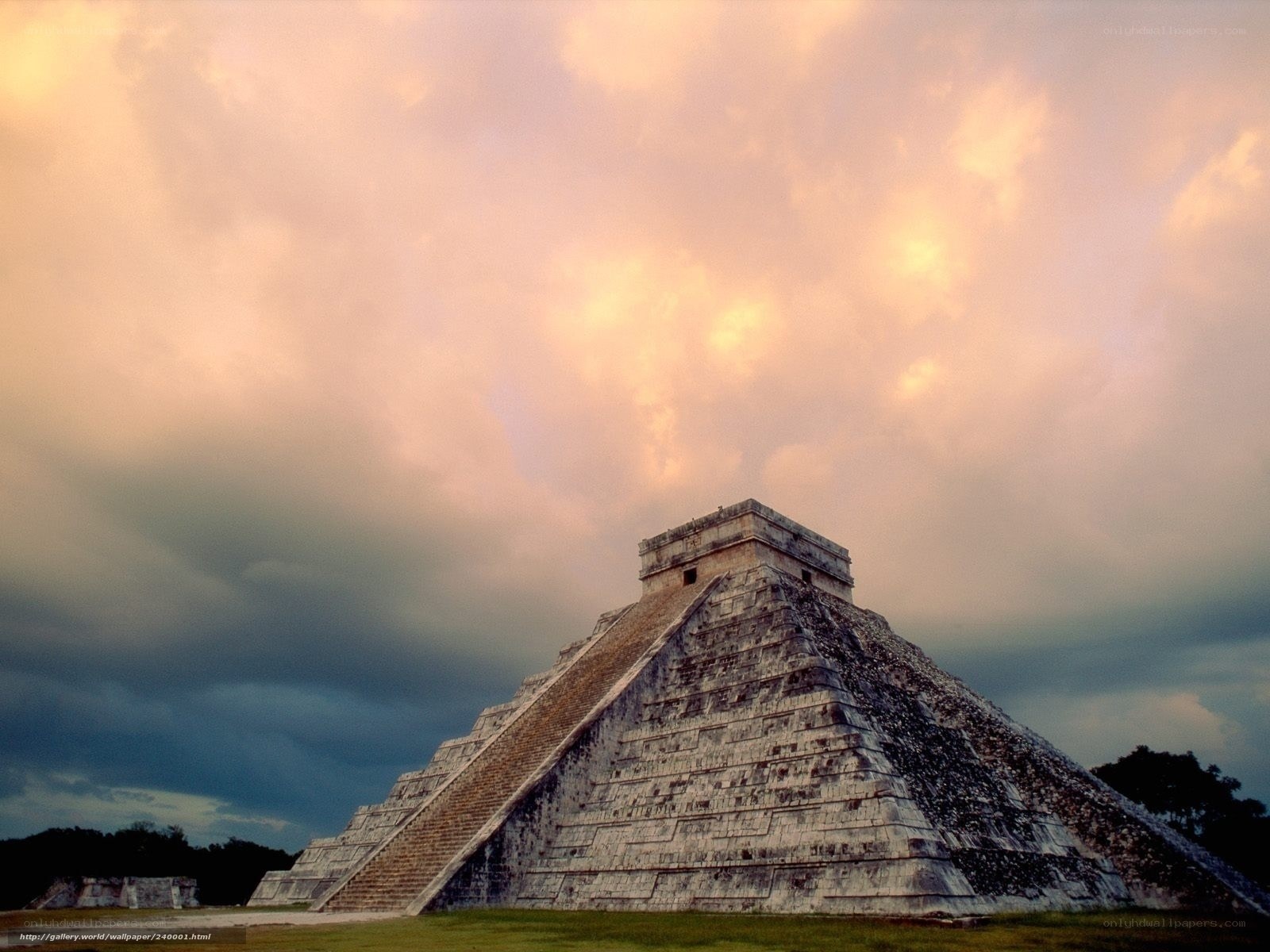Chichen Itza pyramid at sunset
