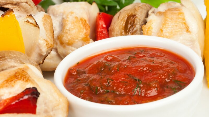 chicken skewers with tomato sauce