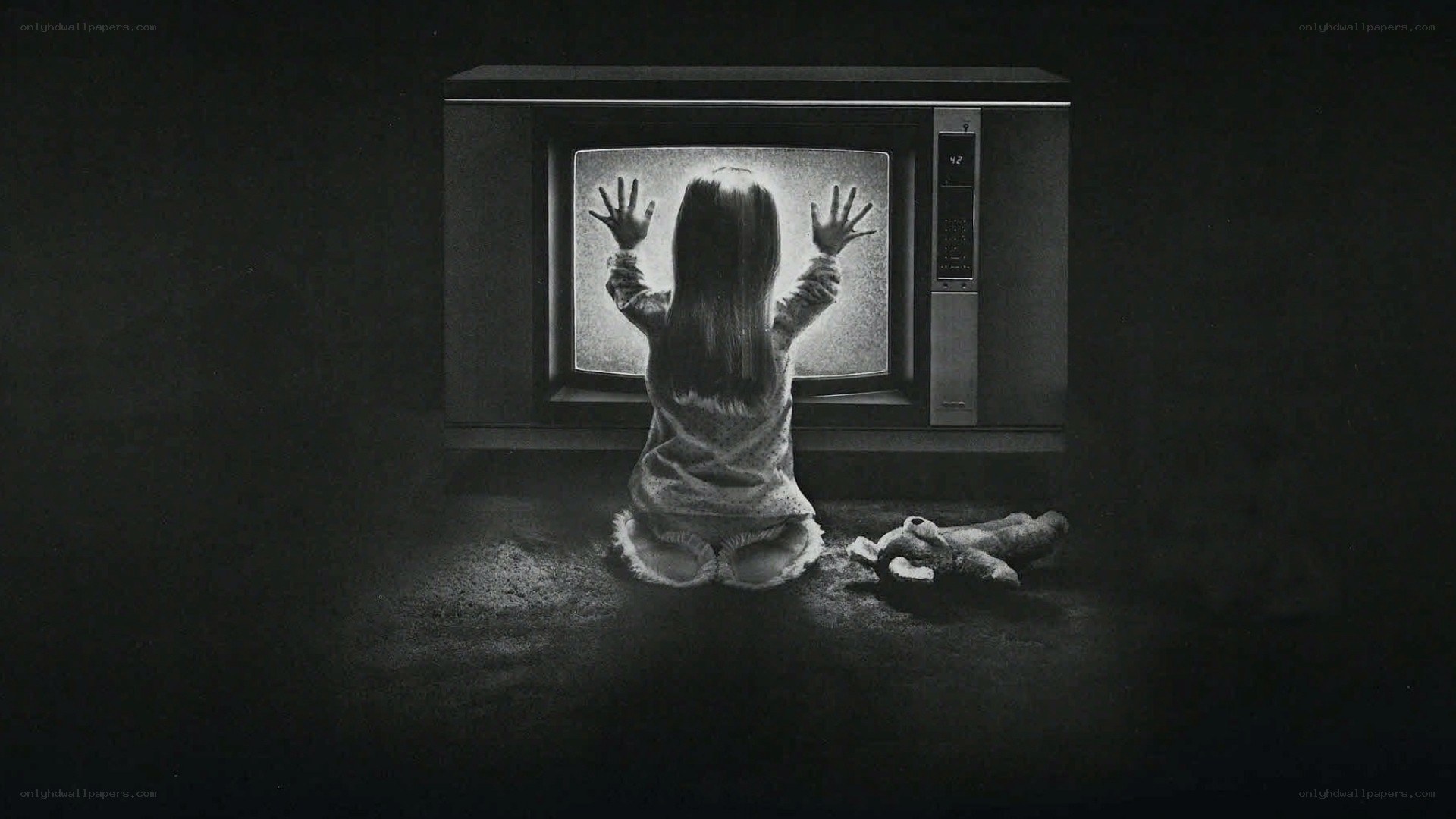 child at television screen