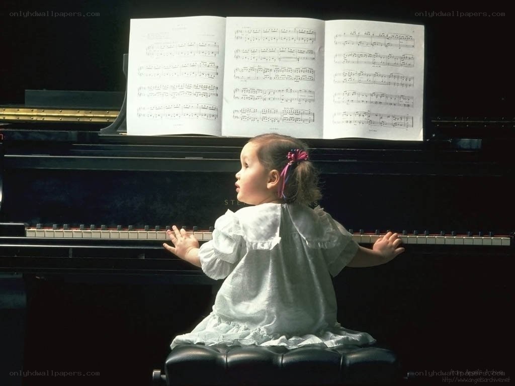 child at the piano