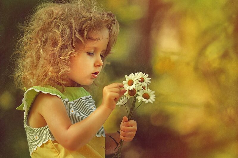 Child Holding Daisies — Yellow