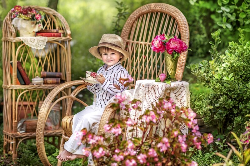 Child in Garden Chair — Green