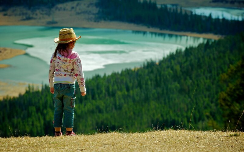 Child in Straw Hat — Green