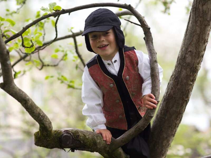 Child in Tree Costume — Green