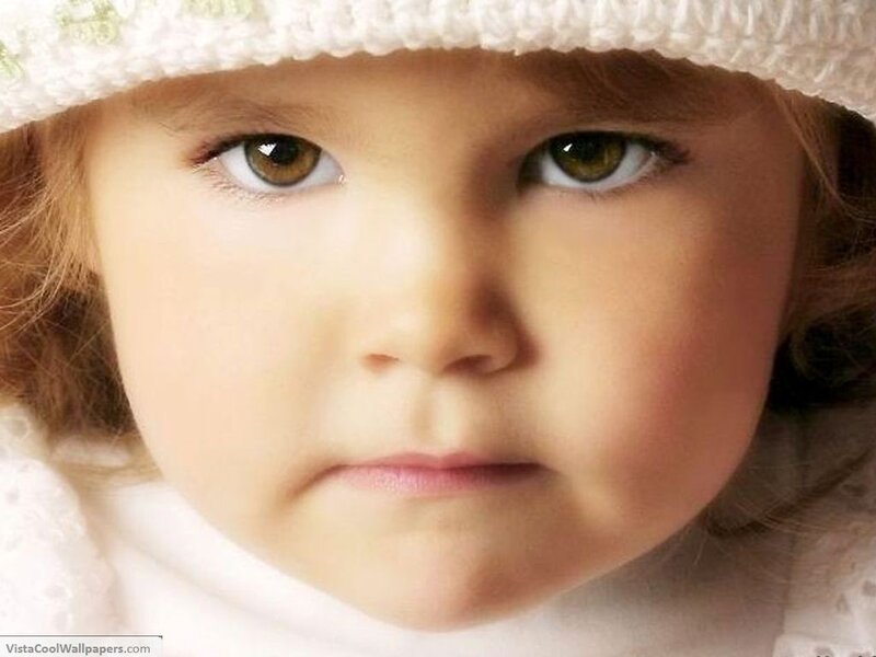 child in white hat