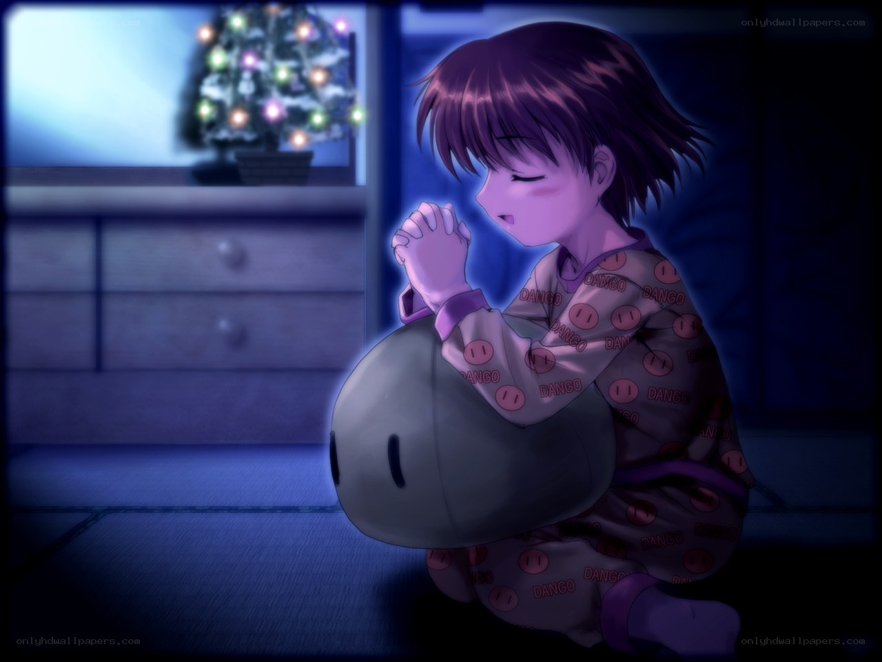 child praying in pajamas