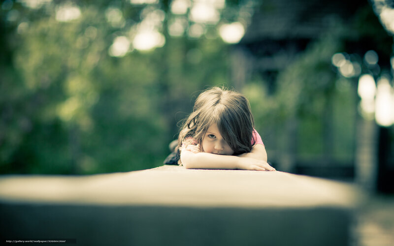 Child Resting on Wall — Green