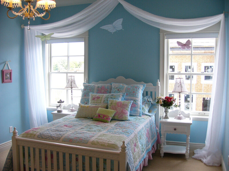 Child's Bedroom with Canopy Bed