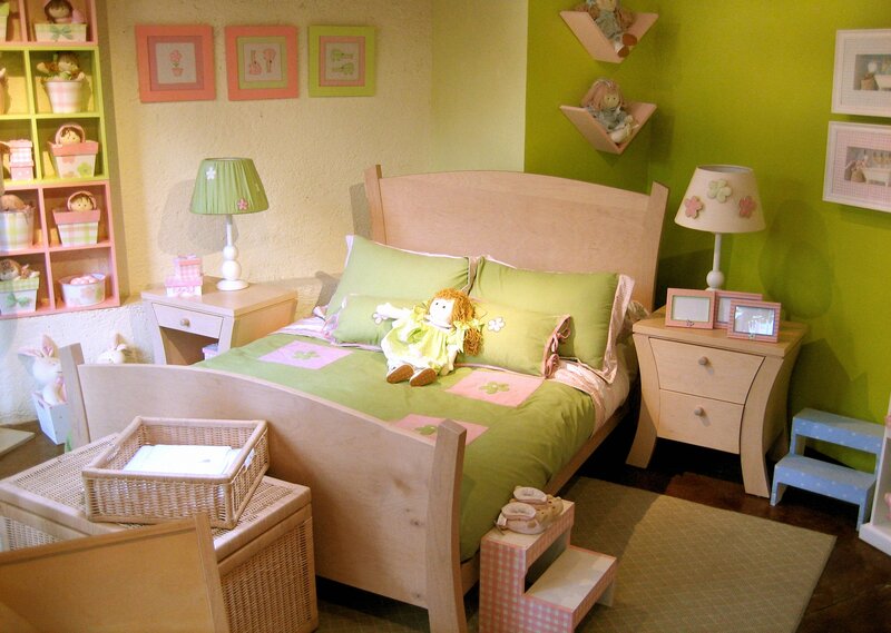 child's bedroom with green bedding