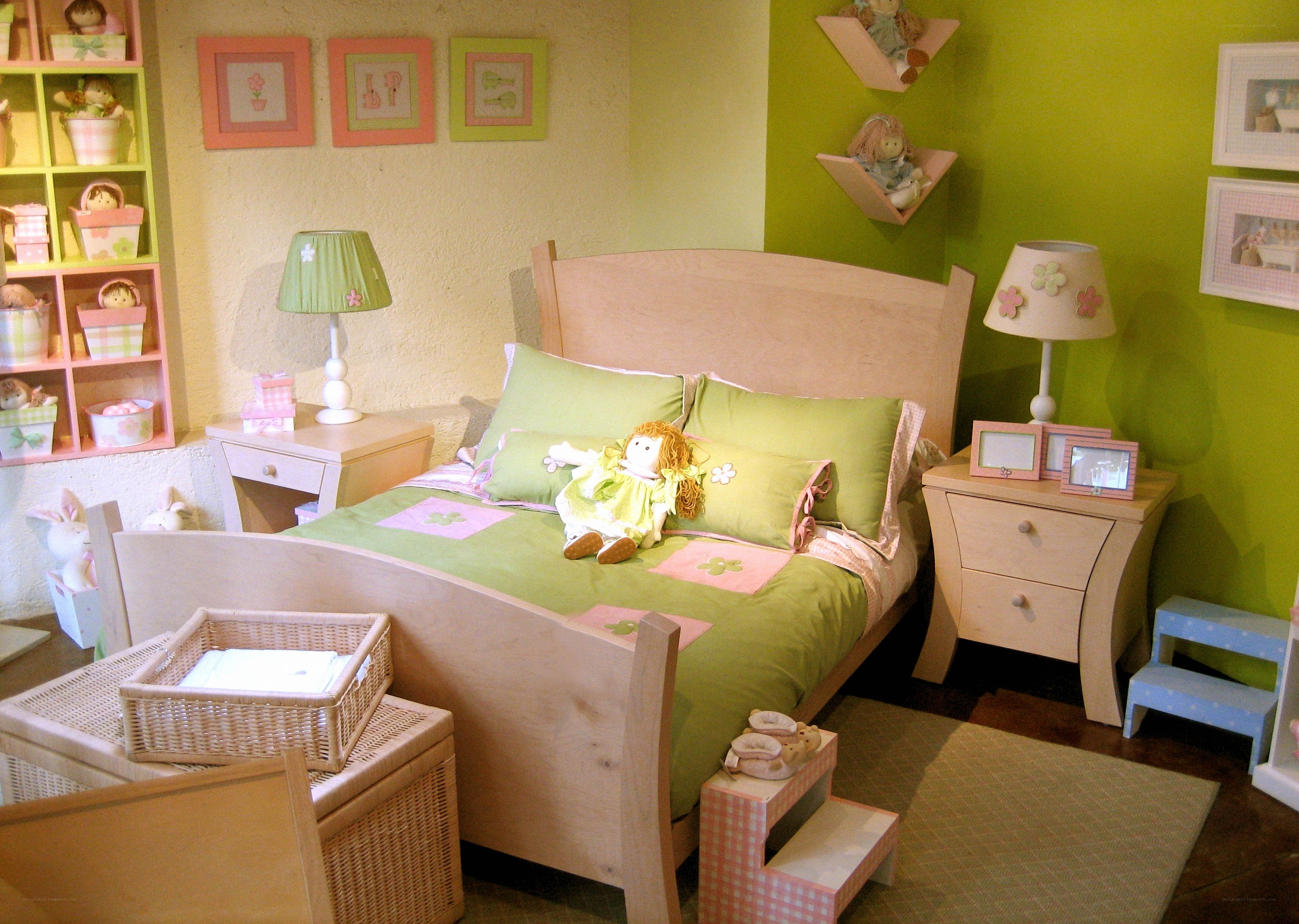 child's bedroom with green bedding