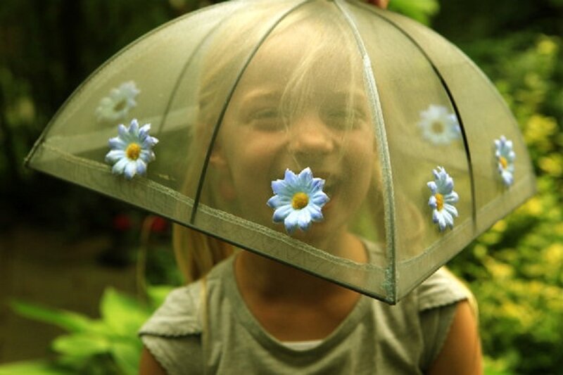Child under Umbrella — Green