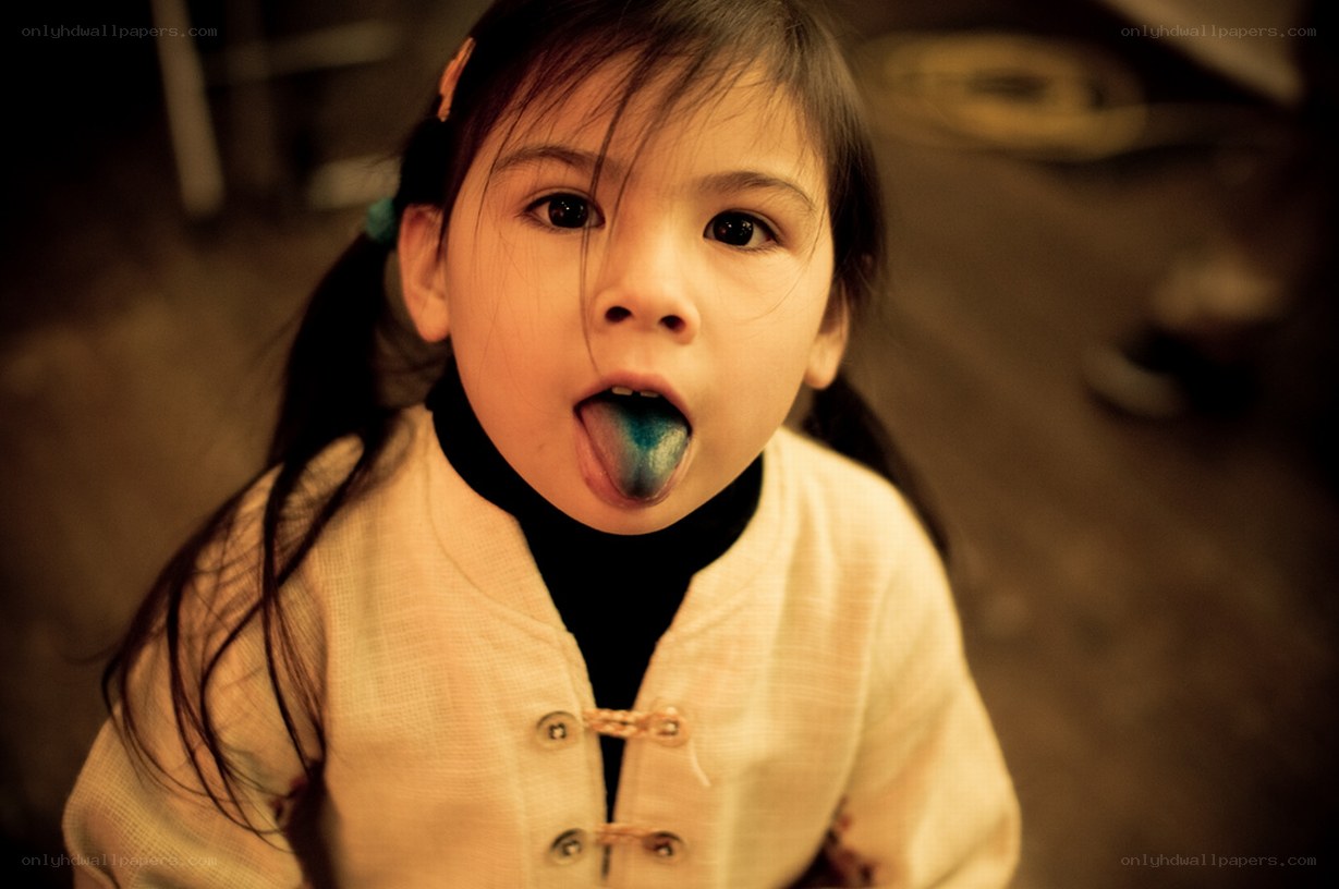 child with blue tongue
