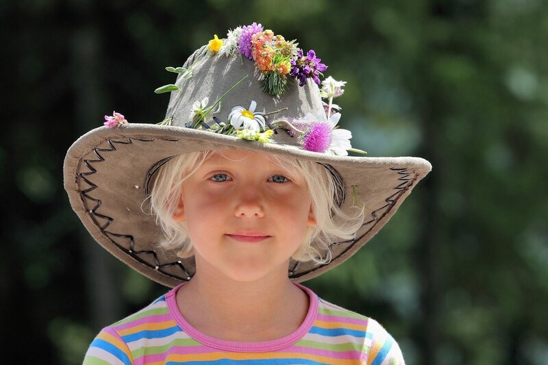 child with flower hat
