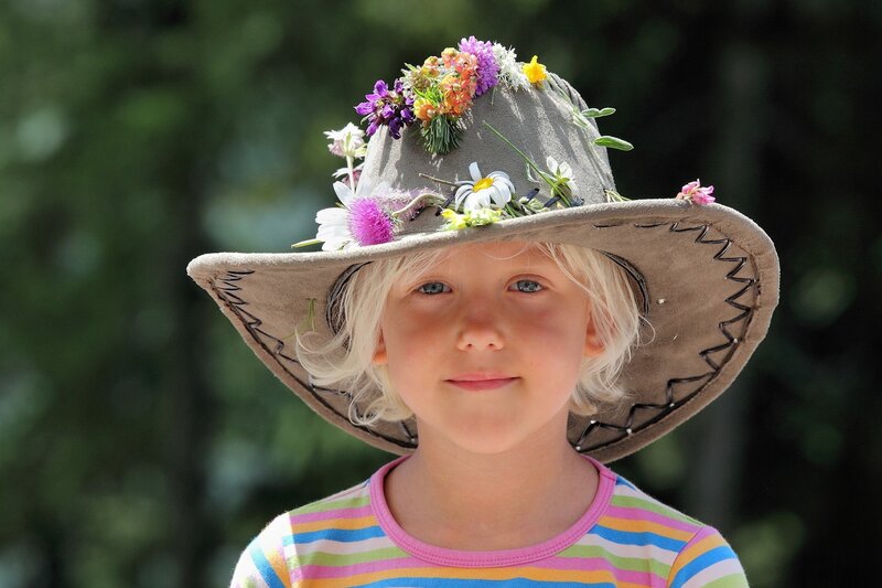child with flower hat