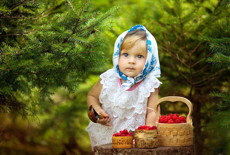 Child with Raspberries — Green