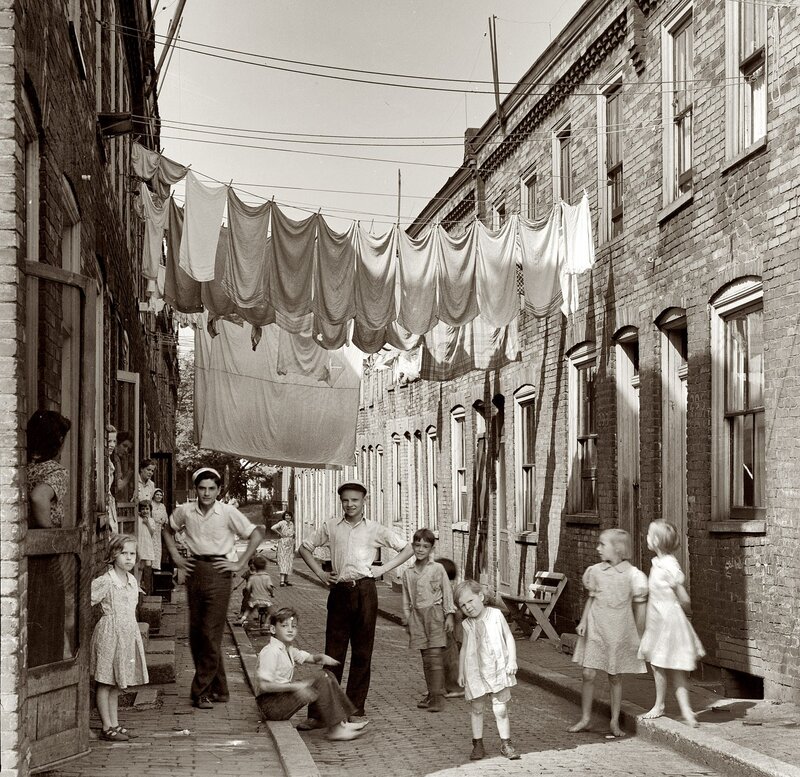 Children in a narrow alley