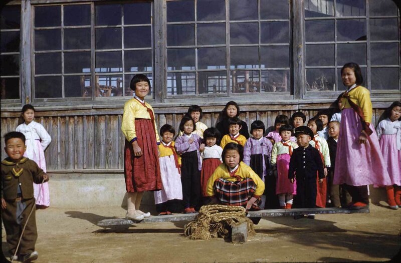 Children in traditional Korean dress