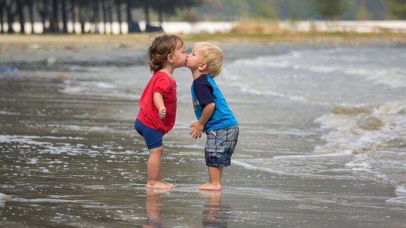 children kissing on the beach