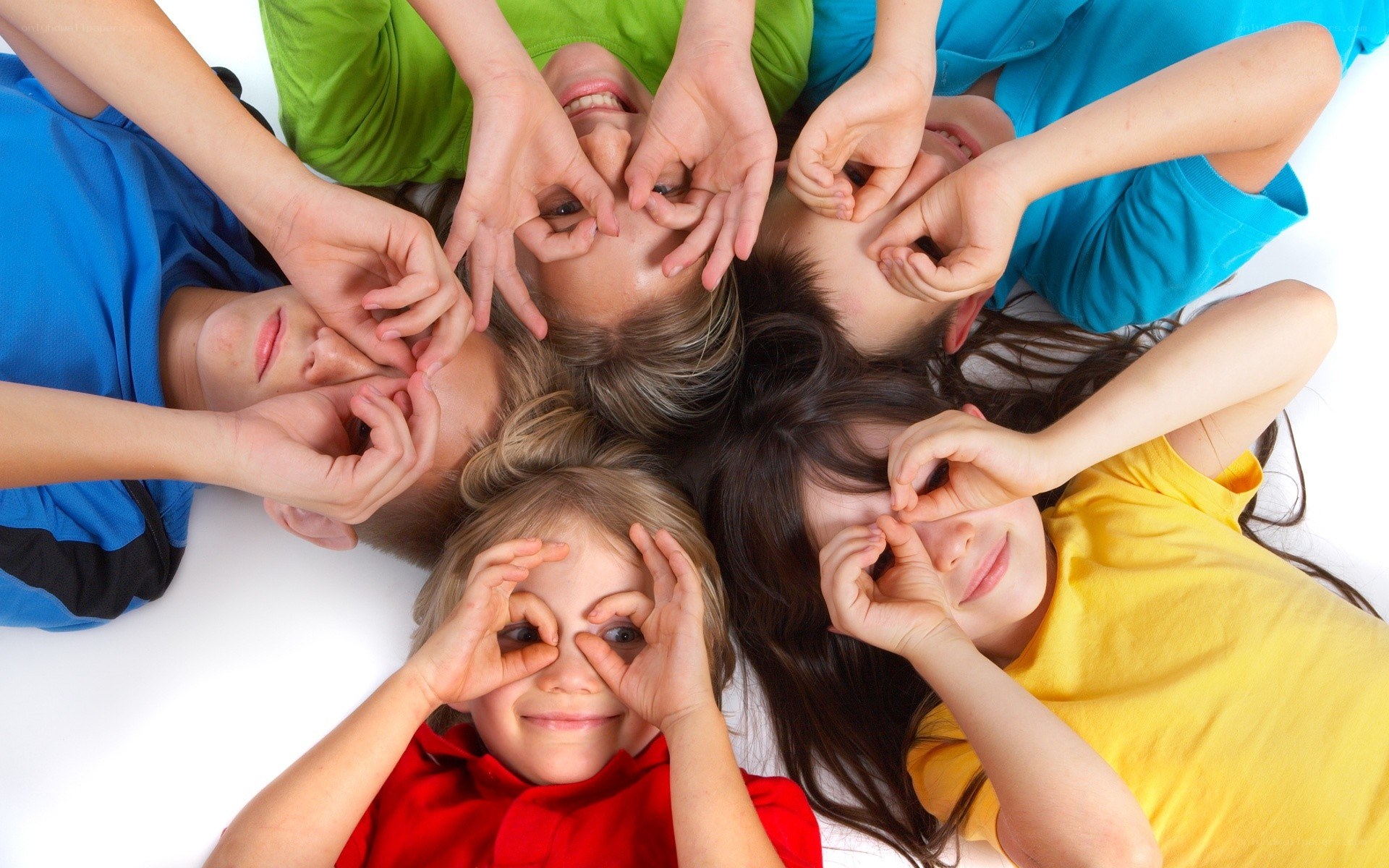 children making binoculars with hands