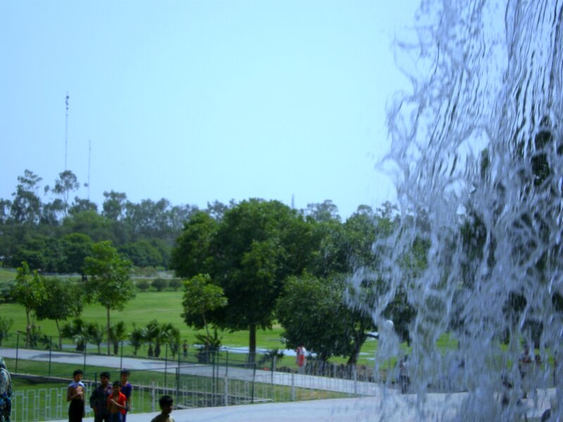 Children Near Fountain — Green