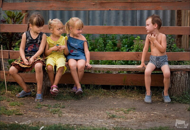 Children on a Bench — Brown