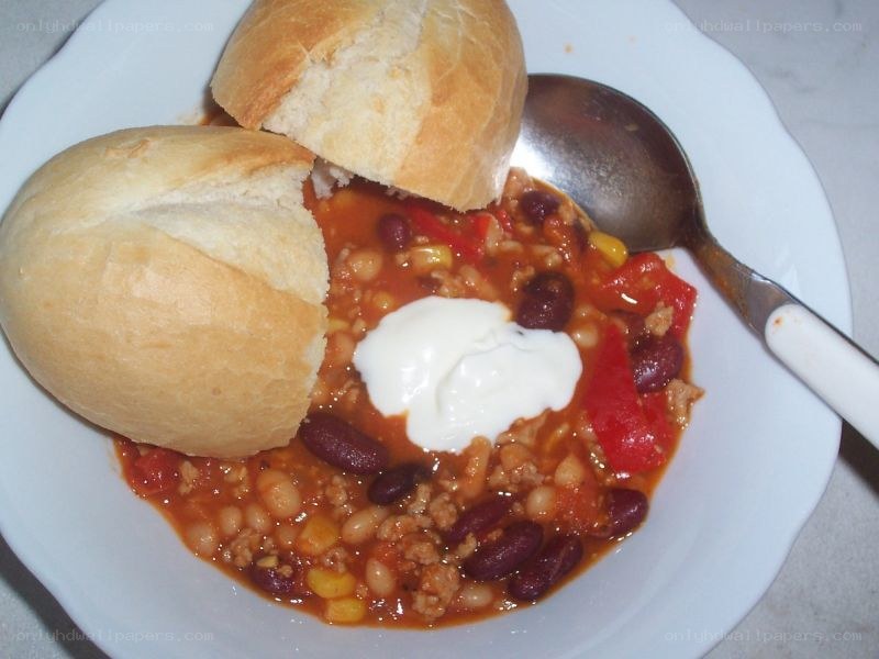 chili with bread and sour cream