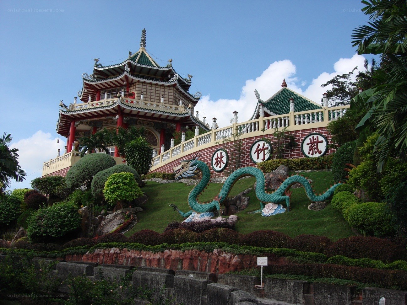 Chinese temple with dragon sculpture