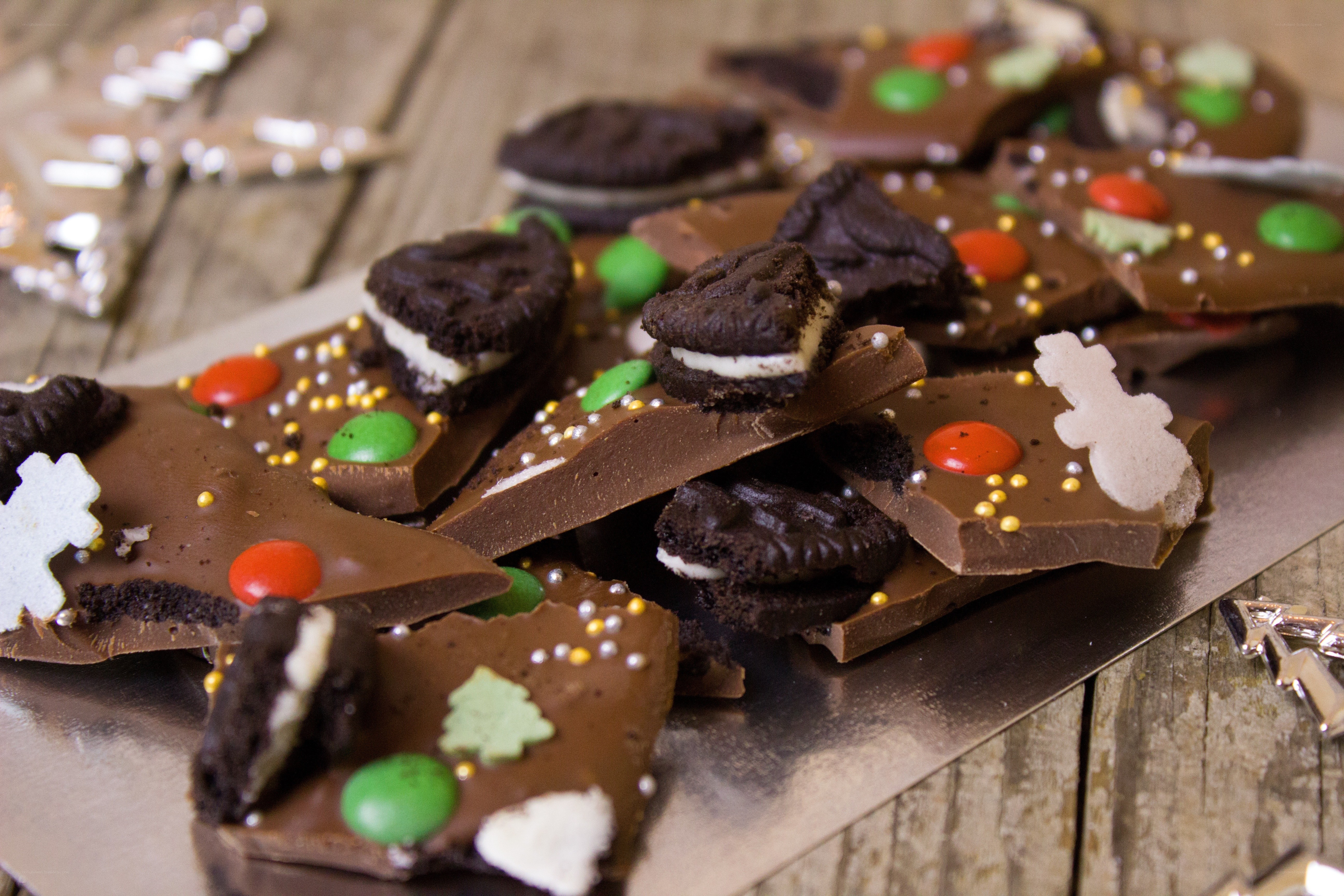 chocolate bark with cookies