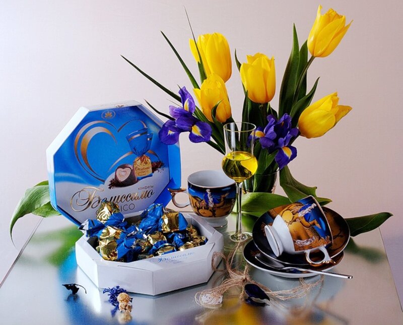 Chocolate Box with Flowers — Blue, Calm