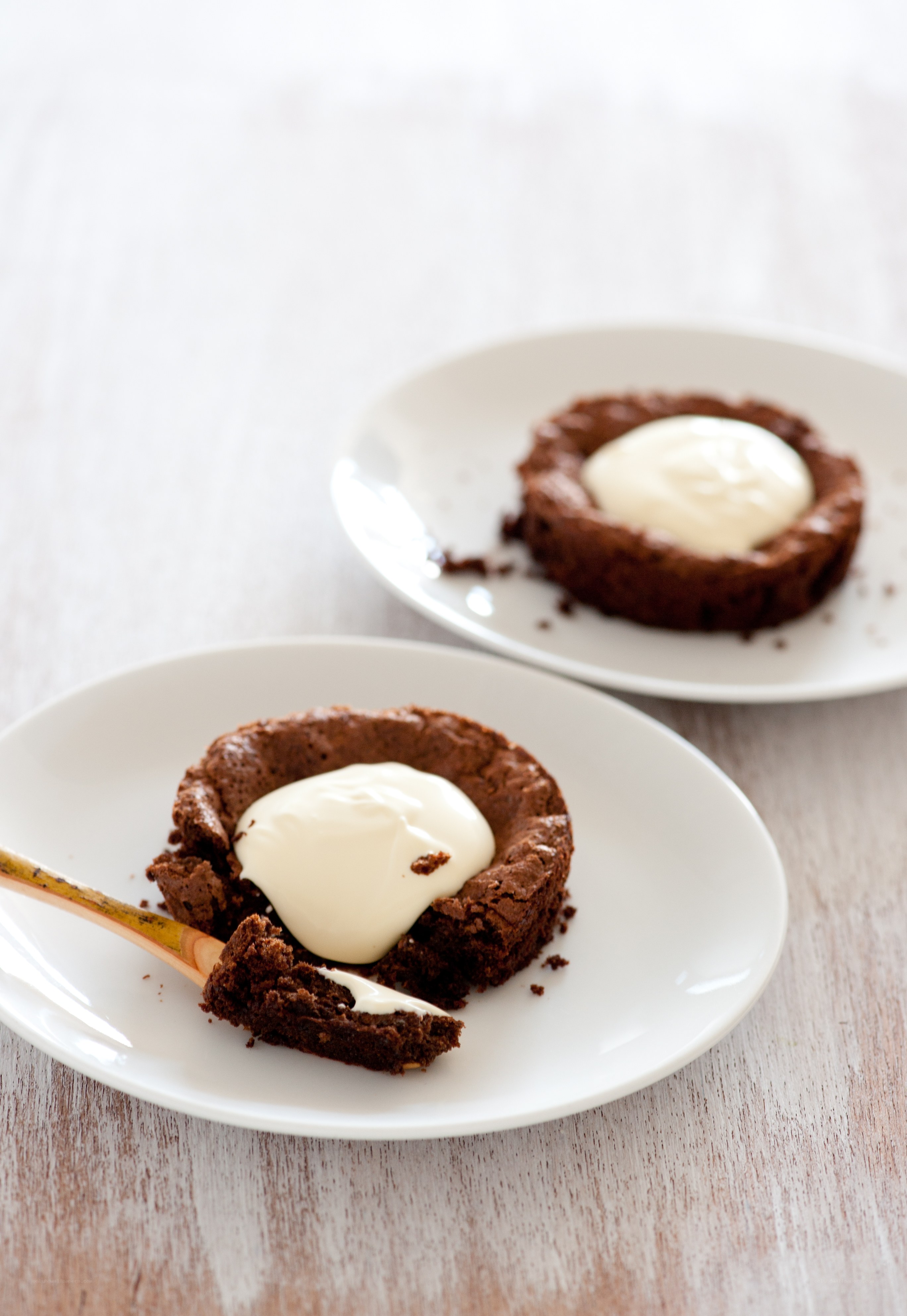 Chocolate brownie with cream