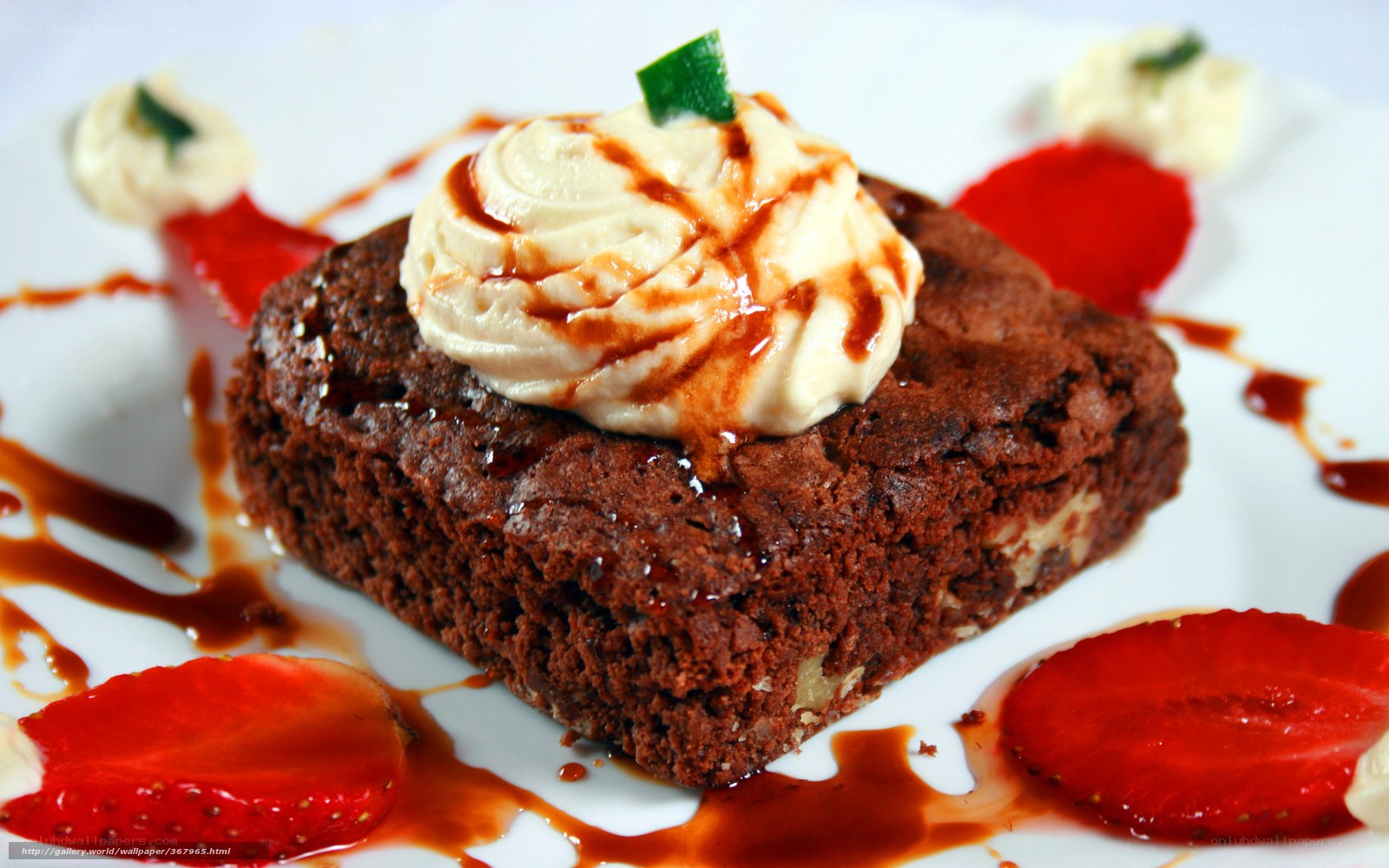 chocolate brownie with cream