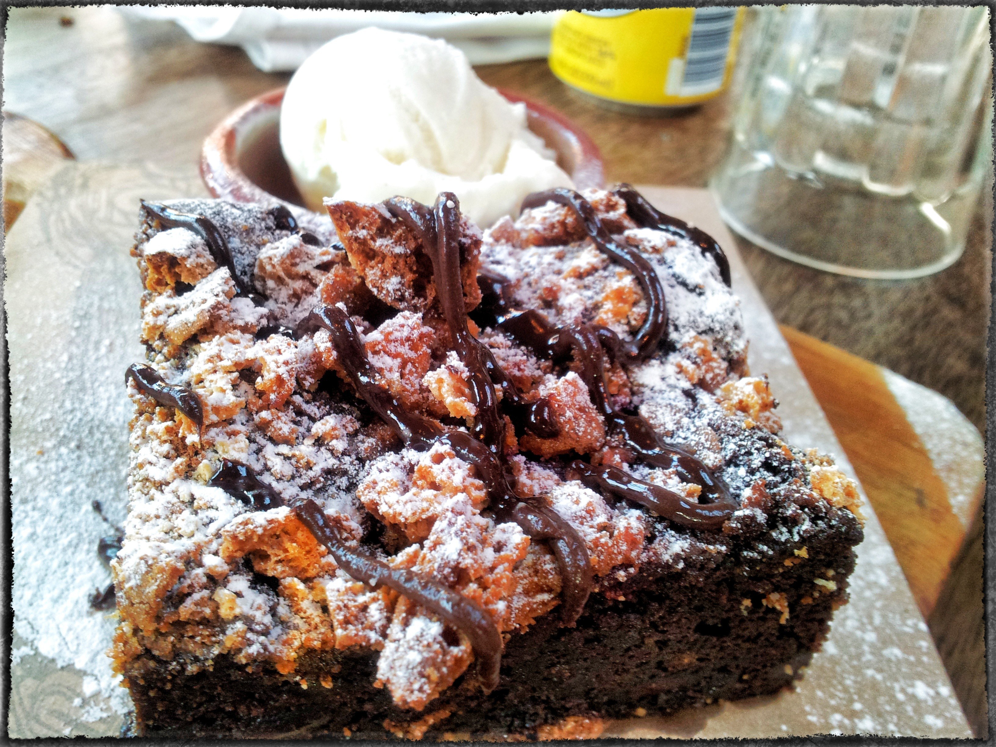chocolate brownie with ice cream
