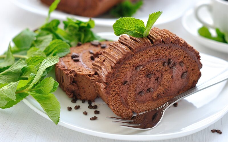Chocolate cake roll with mint