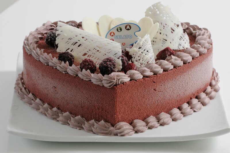 Chocolate Cake with Berries — Brown