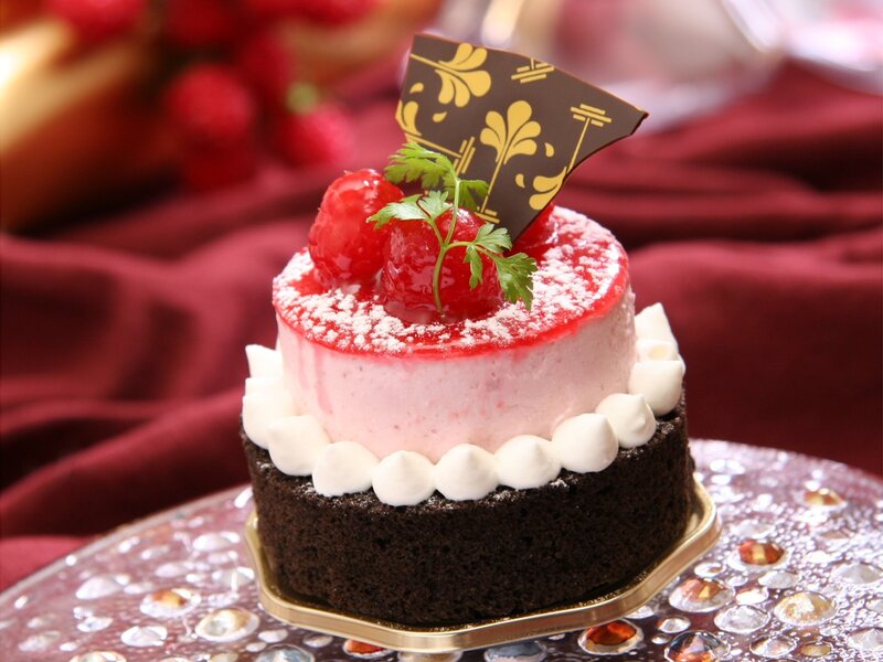 Chocolate Cake with Berries — Red
