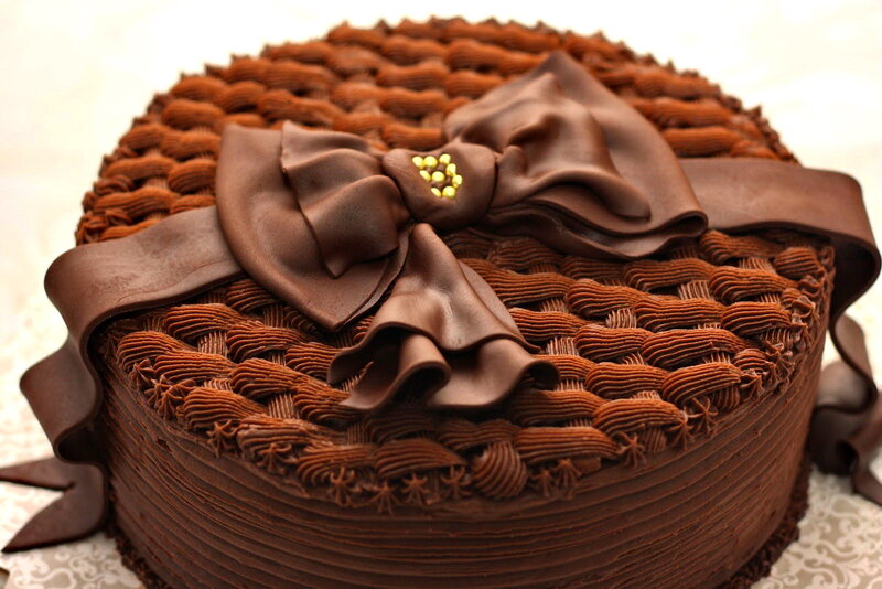 Chocolate Cake with Bow — Brown