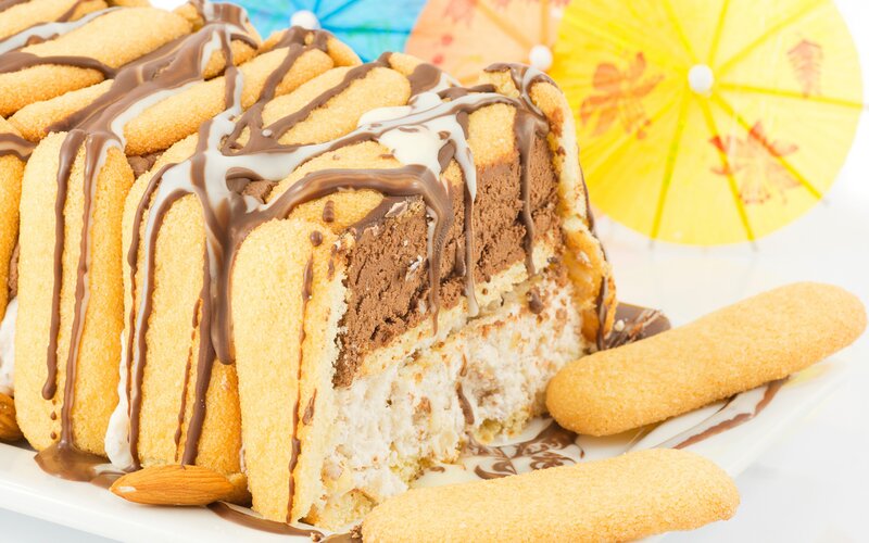 Chocolate Cake with Cookies