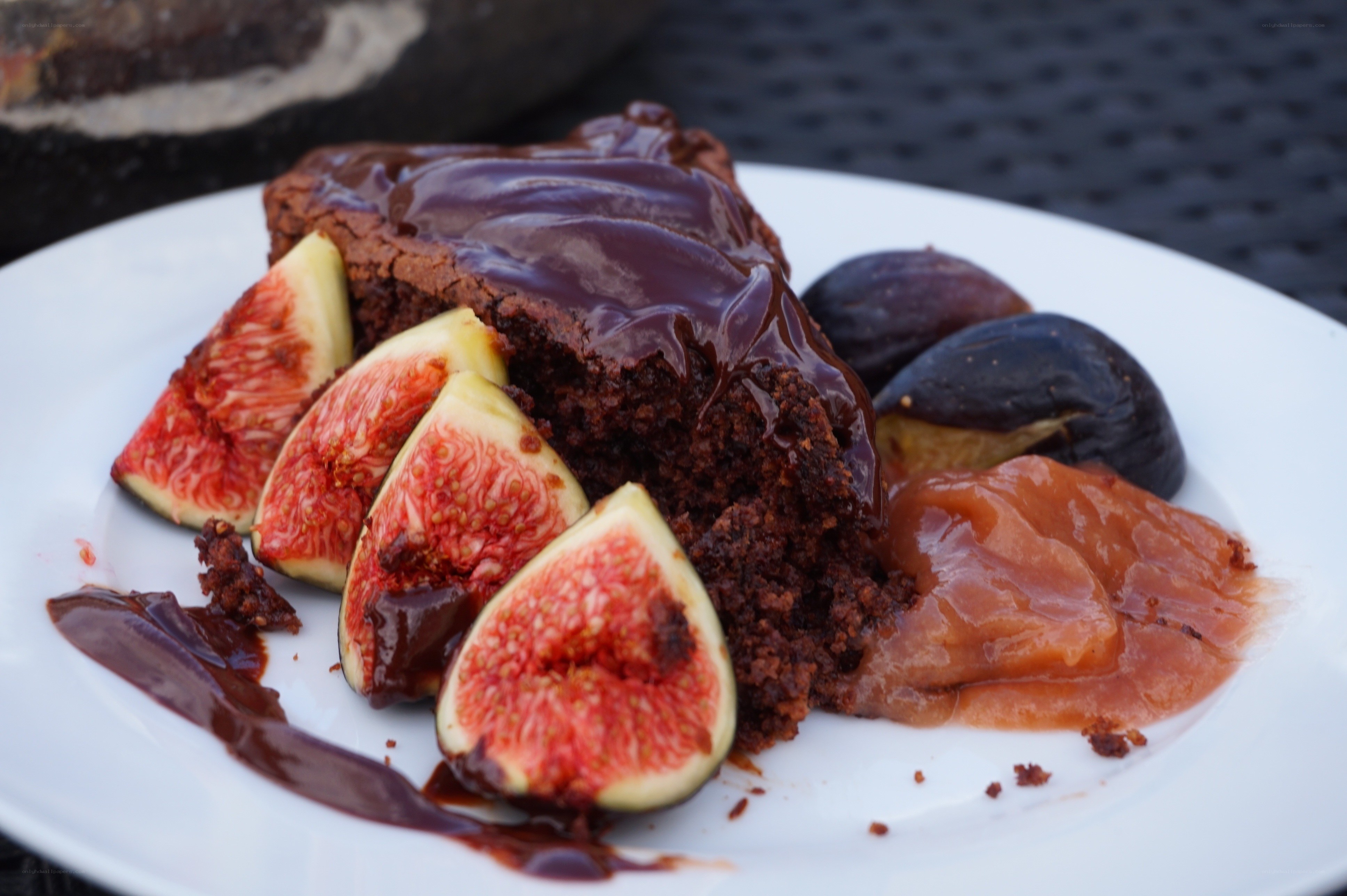 Chocolate cake with figs