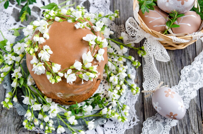 Chocolate Cake with Flowers — Brown, Serene