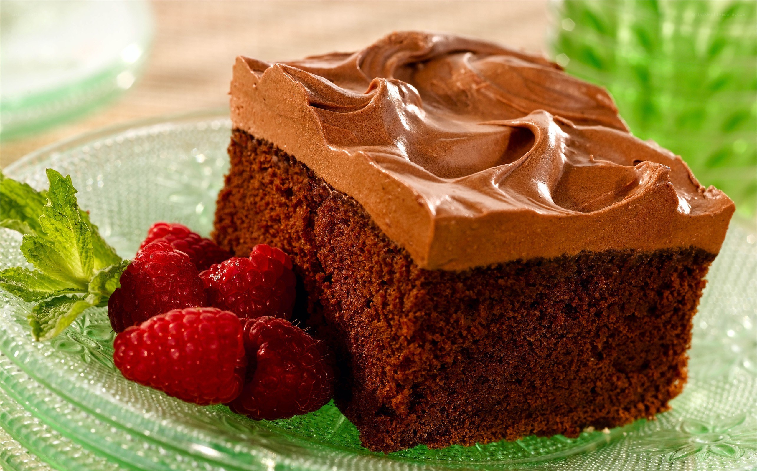 chocolate cake with raspberries