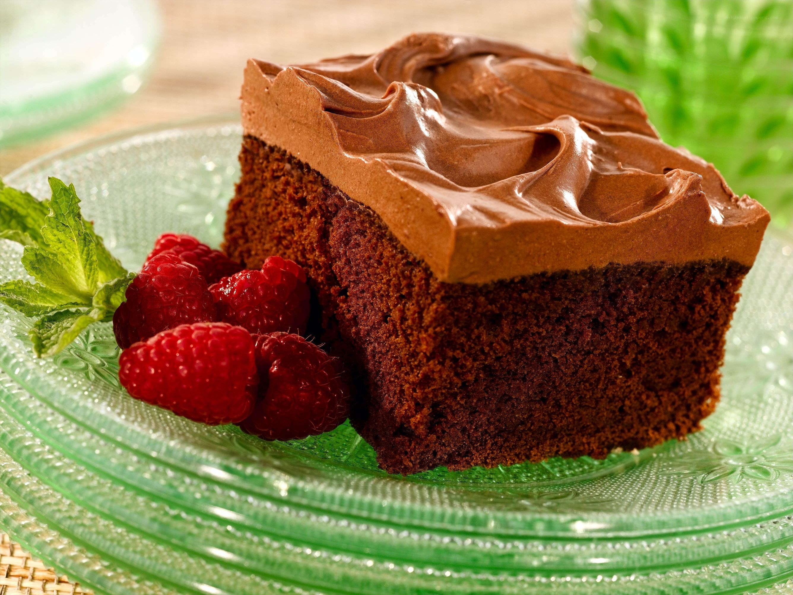 Chocolate cake with raspberries