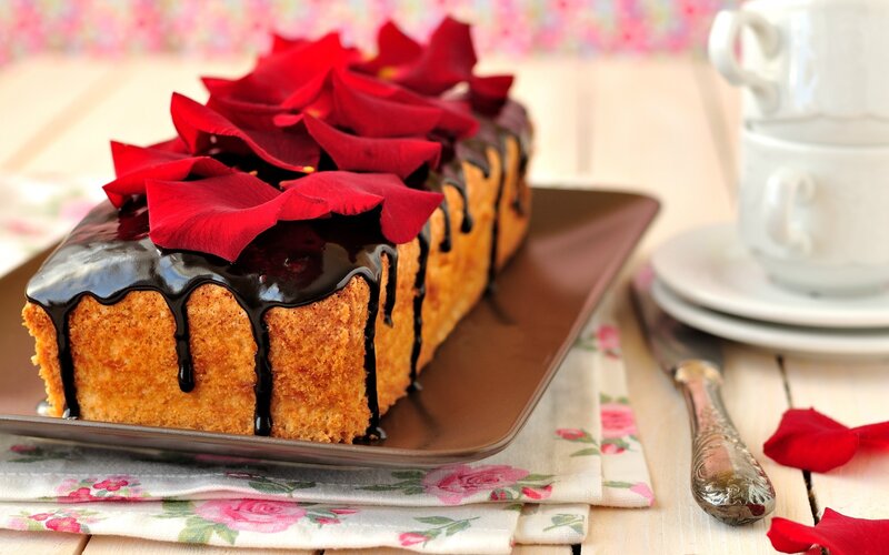 Chocolate Cake with Rose Petals — Red