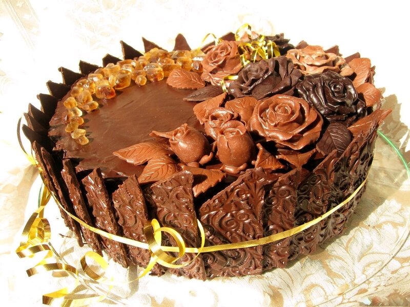 Chocolate Cake with Roses — Brown