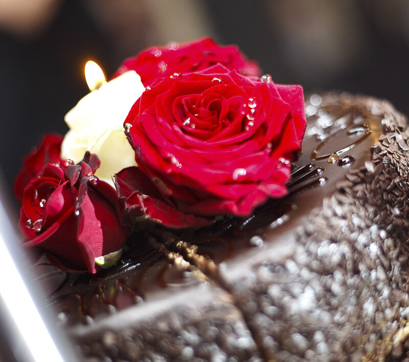 Chocolate Cake with Roses — Red